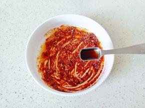 淋入热油拌均匀后加入生抽。