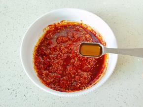 芝麻油拌均匀。