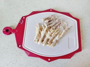 用刀在鸡爪背部每个关节划一下，然后就可以轻松脱骨。