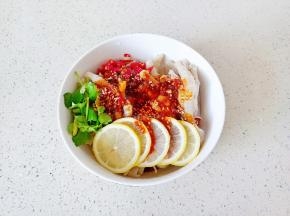 脱好骨的鸡爪放入容器里，加入香菜，柠檬片，小米椒，倒入酱汁抓拌均匀，静置一小时后更加入味。