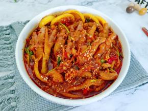 蒜香味的无骨鸡爪实在是太好吃了！