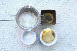 准备材料。黄油切成小块室温软化。