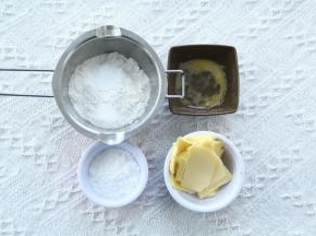 准备材料。黄油切成小块室温软化。