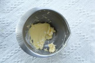 黄油软化到可以用刮刀轻松抹开，倒入盐和糖粉拌匀（糖粉颗粒小，让面团的延展性变低，曲奇花纹不容易蹋）