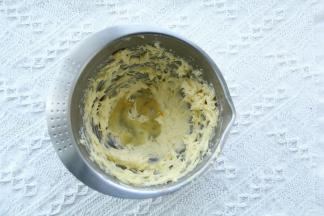 中速打发，蓬松乳化，颜色发白，体积明显变大。分3次加入常温蛋液（材料温度接近，不容易油水分离）。