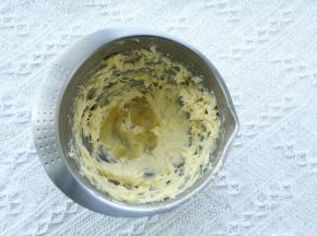 中速打发，蓬松乳化，颜色发白，体积明显变大。分3次加入常温蛋液（材料温度接近，不容易油水分离）。