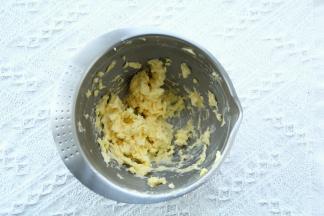 打到彻底混合再加，直到所有蛋液加完。顺滑蓬松的黄油糊。