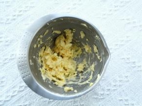 打到彻底混合再加，直到所有蛋液加完。顺滑蓬松的黄油糊。