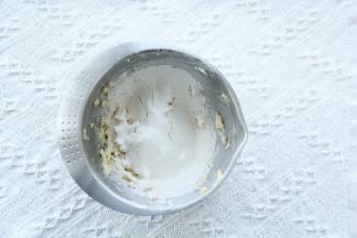 低粉、玉米淀粉混合筛入黄油糊。