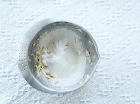 低粉、玉米淀粉混合筛入黄油糊。