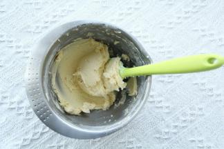 切拌，往盆边按压，左手配合转盆，混合至无干粉。无需过度搅拌。