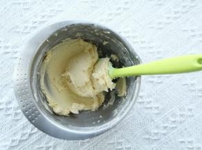 切拌，往盆边按压，左手配合转盆，混合至无干粉。无需过度搅拌。