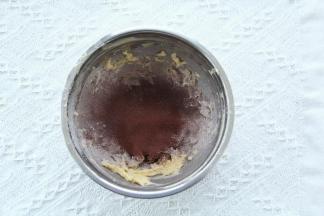 可可面糊同样操作，可可粉与粉类混合一起筛入打好的黄油糊中。