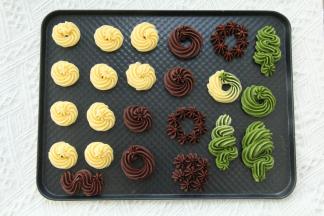 预热烤箱上下180度。右手拿裱花袋，左手捏裱花嘴，垂直在烤盘上方。匀速挤出曲奇糊。
玫瑰花型/花环型：逆时针或者顺时针一圈，尾部轻轻往下压，提起收尾！
S型：顺S方向匀速造型。
圣诞树：S方向来回挤，或者绕圈挤，尾部轻轻往下压收尾。树干可以用同色糊或者手指饼干装饰！