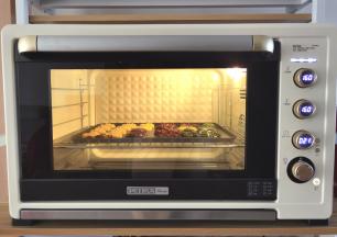 放入烤箱中层偏下，上下160度烤21分钟左右，微微上色一定要盖锡纸，防止上色过重！