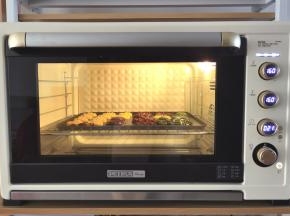 放入烤箱中层偏下，上下160度烤21分钟左右，微微上色一定要盖锡纸，防止上色过重！