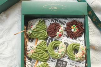 等巧克力凝固，可爱又好吃的圣诞造型曲奇就搞定啦！装一盒子，送给小伙伴去啦！