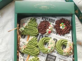 等巧克力凝固，可爱又好吃的圣诞造型曲奇就搞定啦！装一盒子，送给小伙伴去啦！