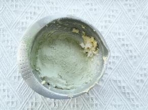 低粉+杏仁粉+抹茶（不用提前倒出，防止氧化变色）筛入黄油糊中。