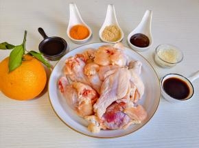 准备食材，翅根泡冷水，把血水泡出来。