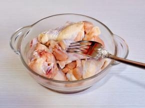 沥干水分放入器具中，叉出不规则的空。（便于入味）