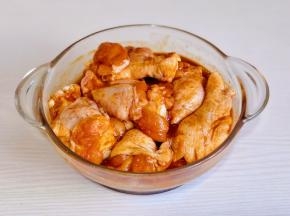 戴上手套抓均匀，腌制4小时以上。