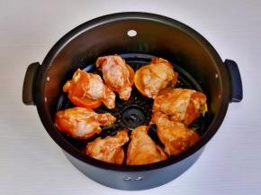 空气炸锅中放上切好的橙子片，再把翅根摆橙子片上。