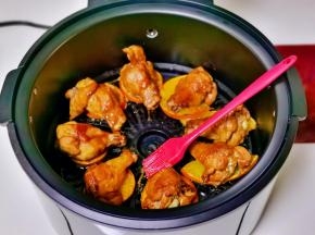 取出刷上腌制的料汁，撒上芝麻，190度再烤10分钟。