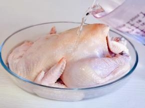 倒入开水，烫过的鸡才容易烤脆。