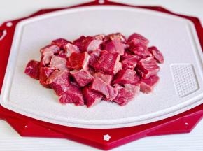 牛肉洗净泡冷水，把血水泡出，擦干后再切小块。