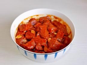 盐，糖，淀粉，一勺橄榄油抓拌均匀。