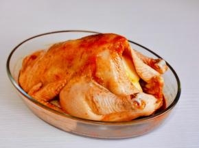 戴上手套按摩鸡的全身，每个部位都要吸收到酱汁，肚子里塞入苹果，密封好腌制10小时左右。（我腌制了一夜）