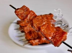 腌制好的肉块用不锈钢签子串起来就可以啦！