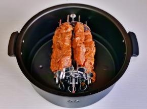 签子挂在烤串架上。