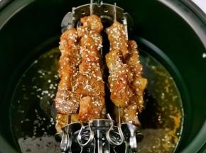 刷橄榄油，撒芝麻，孜然粒，辣椒粉再烤5五分钟。