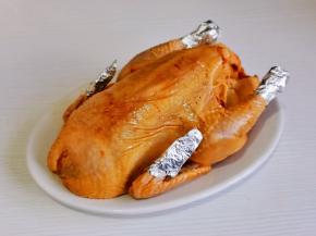 取出腌制好的鸡，翅尖与腿根包上锡纸。