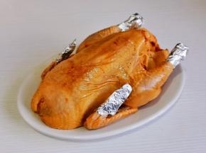 取出腌制好的鸡，翅尖与腿根包上锡纸。