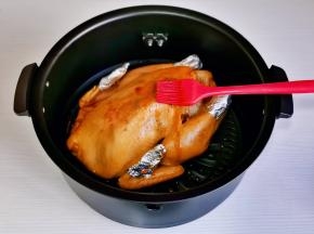 取出撕掉锡纸，刷上腌制的料汁。