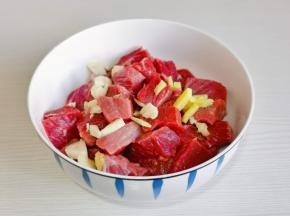 肉块放入器具中加入切好的姜丝，蒜末。