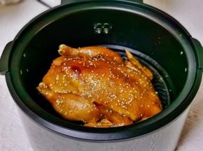 撕掉翅尖和鸡腿上的锡纸，刷上蜂蜜，撒芝麻，孜然粉再烤5分钟即可。