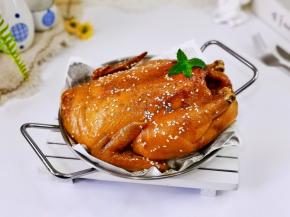 色香味俱全的烤全鸡。