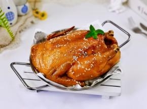 色香味俱全的烤全鸡。