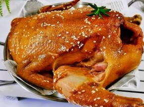 轻轻一拉鸡腿下来了，鲜嫩多汁～