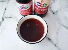 准备1个碗调酱汁: 2勺生抽、1勺生抽、1勺蚝油、半勺盐、1勺淀粉、半碗清水搅拌均匀备用。