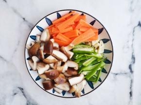 豆腐切小块、香菇切小块，胡萝卜切片，青椒切条，大蒜拍扁。