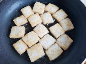 锅中热油，放入豆腐煎至金黄色后盛出。