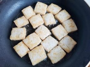 锅中热油，放入豆腐煎至金黄色后盛出。