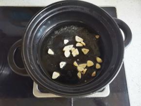 另起锅热油，爆香大蒜。
