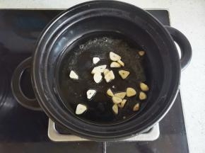 另起锅热油，爆香大蒜。