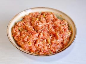 加半碗温水顺时针搅拌均匀，这样饺子馅就拌好啦！